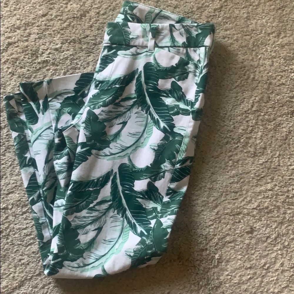 Old Navy mid rise pixie pants. Size 6 regular